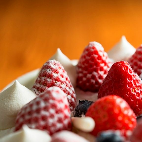 季節の食材を使用したフルコースに乾杯シャンパンとホールケーキが付いたアニバーサリープラン