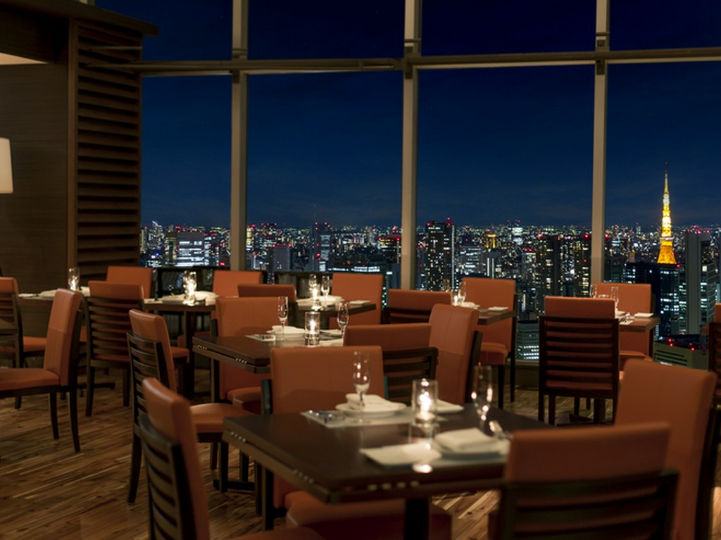  目の前に広がる夜景を眺めながら、特別なひと時を