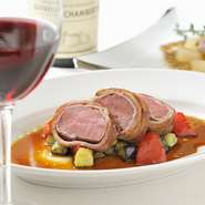 あっさりして脂肪が少なく低カロリーな仔牛フィレ肉に、コクのあるベーコンの旨みをプラス。はちみつ黒コショウソースで夏向きの味に仕上げています。