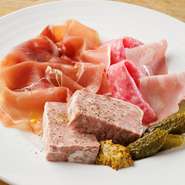 生ハムや、サラミなどの盛り合わせ。ワインとマリアージュにおススメです。