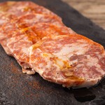 スペイン産、最高級のサラミ。脂の旨みが違います！