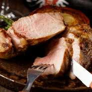 柔らかジューシーなイベリコ豚の肉汁が口いっぱいに広がります。シンプルなグリル料理でイベリコ豚の脂の甘さを堪能できます！