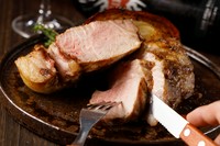 柔らかジューシーなイベリコ豚の肉汁が口いっぱいに広がります。シンプルなグリル料理でイベリコ豚の脂の甘さを堪能できます！
