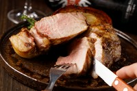 柔らかジューシーなイベリコ豚の肉汁が口いっぱいに広がります。シンプルなグリル料理でイベリコ豚の脂の甘さを堪能できます！