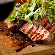 シンプルに焼き上げたお肉をバルサミコソースを絡めて