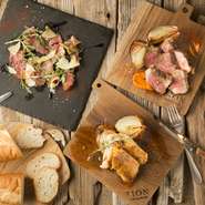 グリル板で焼く技ありのお肉たち
スペイン産イベリコ豚の肩ロースグリルオレガノ牛のタリアータ　バルサミコソース
柔らかジューシーな肉汁が口いっぱいに広がります。カリッとジューシーでうま味たっぷり！