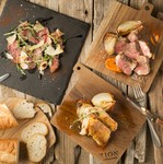 グリル板で焼く技ありのお肉たち
スペイン産イベリコ豚の肩ロースグリルオレガノ牛のタリアータ　バルサミコソース
柔らかジューシーな肉汁が口いっぱいに広がります。カリッとジューシーでうま味たっぷり！