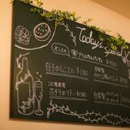 ちょこちょこと変わる黒板メニュー内容は常連さんに重宝されています。