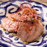 当店おススメとろける食感の白レバー。
その辺の飲食店さんと一緒にしないでください。