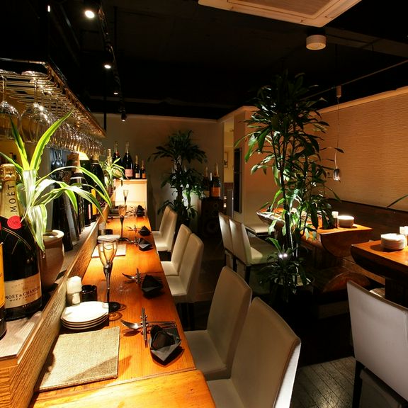 木の温もりが感じられるアンティーク風の店内