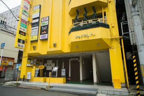 黄色い外観が目印。中に入れば広がる大人の安らぎ空間