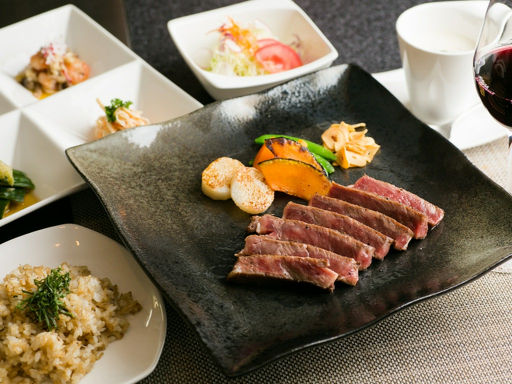 鉄板焼の醍醐味を存分に味わいながら、大切な方をおもてなし