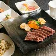 上質の黒毛和牛を使ったコースが充実。旬の味を活かした前菜やサラダに始まり、黒毛和牛のステーキをいただけます。ビジネスシーンや大切な方とのお食事に、おいしい料理やお酒で自然と会話も弾むこと請け合いです。