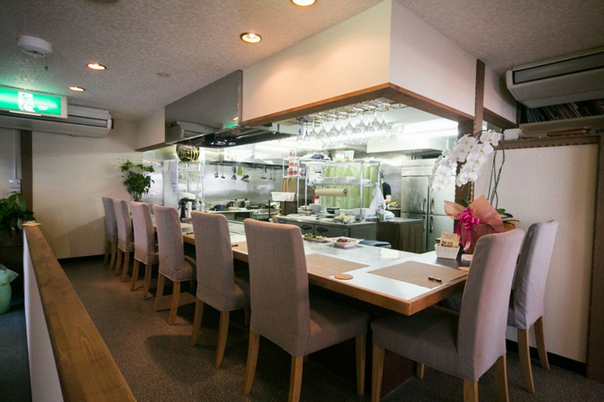 一人のときにはカウンターで。会話を楽しみながらおいしい時間を