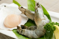鮮魚ならではのプリッとした食感がたまらない「海老」や、濃厚な旨みが凝縮した「帆立」。鉄板で焼くことで魚介の美味しさがさらに引き立ちます。