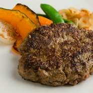 かたまり肉からミンチにした、黒毛和牛100％のハンバーグ。お肉の旨みにほんのり甘みがあり、あふれる肉汁が食欲をそそります。