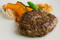 隠れた人気のメニュー。つなぎを使わずお肉そのものの味わいを楽しめる『黒毛和牛ハンバーグ』