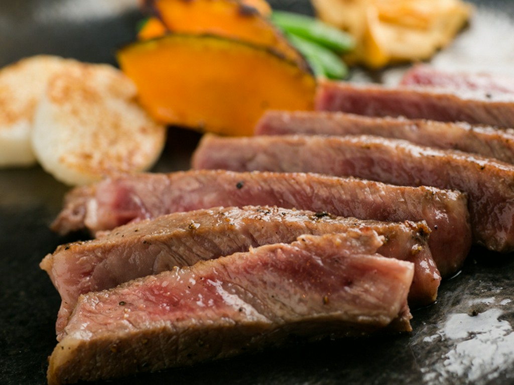 厳選和牛をリーズナブルな価格で楽しめる『黒毛和牛ロースステーキランチ 100g』