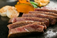ランチならでは。リーズナブルな価格でステーキをいただけます。旨みが凝縮されたお肉はシンプルな味付けで。お得なランチメニューでお腹も心も大満足。(一日限定 10食)