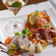 この一皿にシェフのこだわりが凝縮された、すべて手作りの前菜盛合せ。色鮮やかな美しい盛り付けは食欲をそそります。
※画像はイメージです。