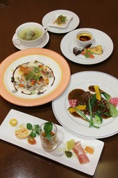 旬の食材で楽しむフルコース！+1700円で90分飲み放題も付けられます。
