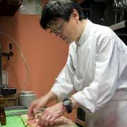 お客様が料理を食べているときの美味しそうな顔を見るため、食材選びから盛り付けまですべて自分の手で行います。旬の食材を自分の目で見て、いいと思うものを選んで使用しています。