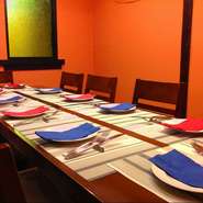 普段のお食事から女子会など、気兼ねなく利用できるお店です。誰でも肩ひじ張らずに寛げる、落ち着いた雰囲気と10名様まで収容可能な半個室が自慢。3500円のディナーコースもあります。