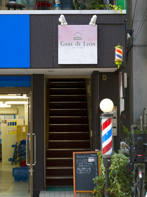 大通りから少し離れたビル2階に佇む、隠れ家的なお店