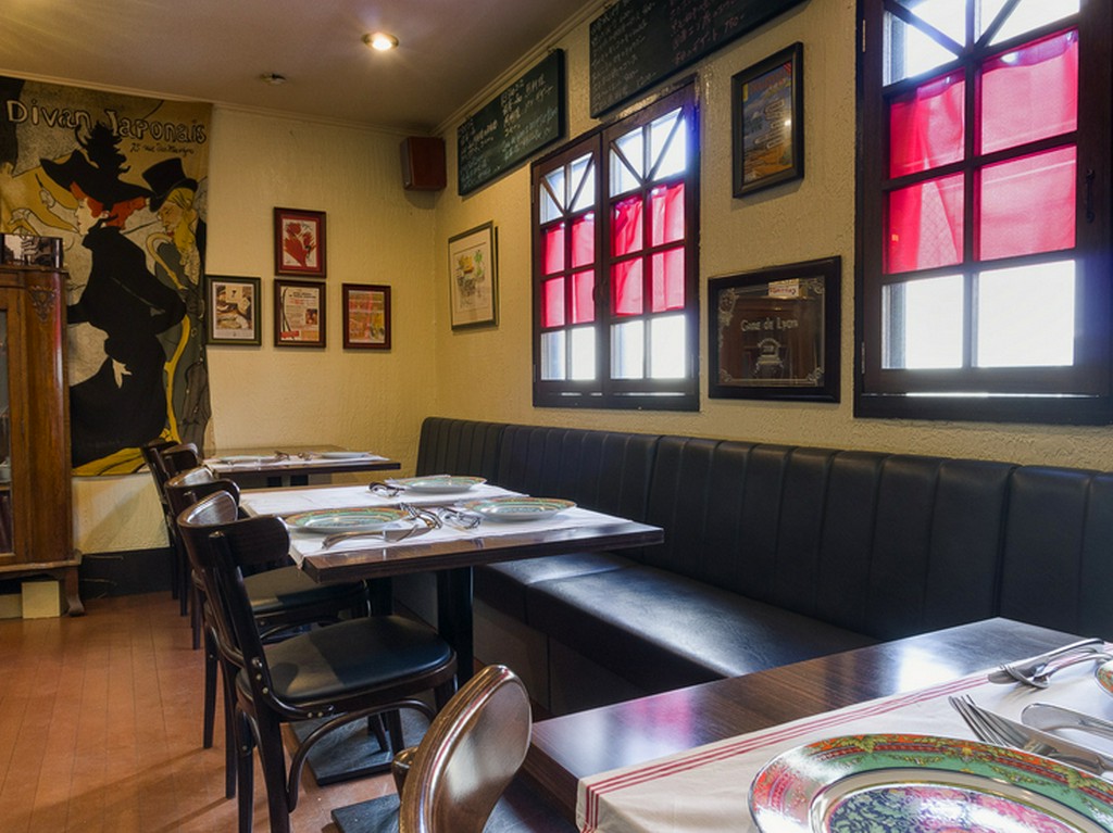 レトロな落ち着ける空間で、本格的な洋風料理をゆったりと堪能