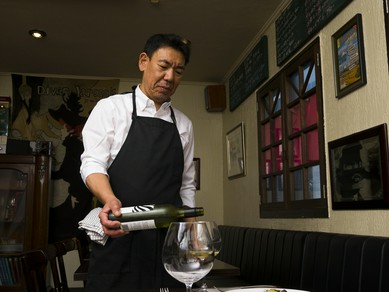 オーナー厳選のワインが約30種。自分で持ち込むことも可能