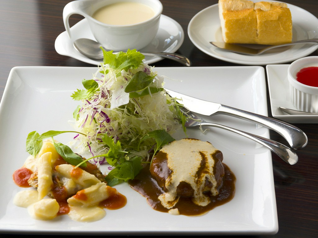 ランチセットはスープ・デザート・ドリンク付で950円とお得！