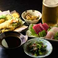 お刺身に天ぷらなど一品料理にドリンク1杯が付いたセットメニュー。夜限定なので、仕事帰りの一杯にもオススメの一品です。