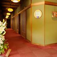 ちょっと敷居が高そうな立派な扉を潜ると、なかは上品で落ち着ける雰囲気のエントランス。どこかほっと心が和む趣きは、老若男女問わず心地よく過ごせそう。