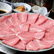 濃厚でこってりとした味わいの、肉好きに好まれるお肉です。炭火で焼き上げるので香りも豊。秘伝のコクのあるタレが、肉の旨みを引き立てます。