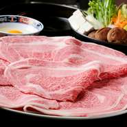 肉質を損なわないように炭火を使い“焼くように煮る”関西風スタイル。後から野菜を入れて味わいます。柔らかく、香りが引き立つメニューです。