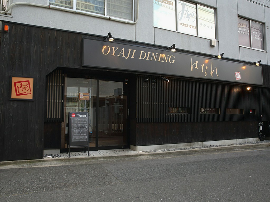 黒を基調にしたクラス感のある外観。「大人の隠れ家」として人気