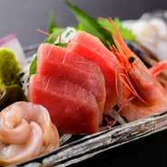 生の本マグロが必ず入る「刺身盛り合わせ」は、毎朝直接仕入れている新鮮な魚介類を使っています。人数に応じて盛り合わせますので、ご注文の際は何人前かをお伝えください。
