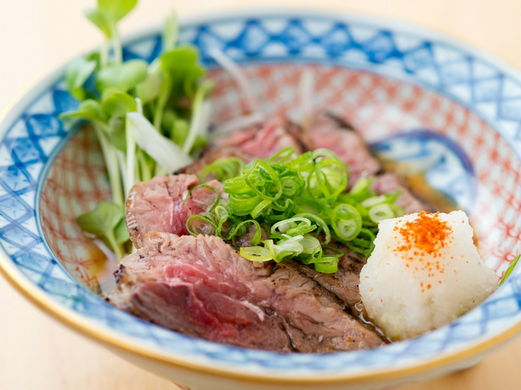弾力のある食感がまるで肉のような『まぐろほほ肉タタキ』