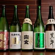 料理人が自ら厳選する日本酒は全部で7種類。全国から集める地酒は、料理に合うかどうかが選定の基準。名前は知られていないが、料理人が自信をもっておすすめする名酒が並びます。
