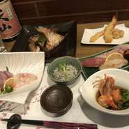 市場で厳選した新鮮な魚を使った『お寿司』と『お刺身』の2大看板メニューをお楽しみ下さい。