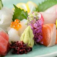 神戸の中央市場で厳選した新鮮な魚を味わえる『お刺身の五種盛り』は人気。お刺身に合わせて作る自家製の醤油で美味しくいただく。「のどぐろ」や、高級魚の「きんき」など、お皿に何がのるかはお楽しみです。