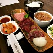 ご飯、スープ、おかず、サラダ付き
肉増し＋500円