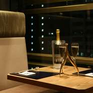 プライベートでの利用や会社宴会など多種のシチュエーションにも対応可能。窓からは東京タワーが見えるお席で、落ち着いた雰囲気の中で様々なお酒も楽しめます。