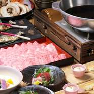 松坂豚、松阪野菜でいただく極上のしゃぶしゃぶ、すき鍋。
素材にこだわった創作和食の数々…。
会席コースは『松坂豚会席コース』など贅沢なひと時にふさわしい上質な会席料理。