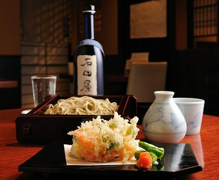 ゆっくり盃を傾けたくなる、落ち着いた雰囲気の店内