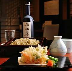 ゆっくり盃を傾けたくなる、落ち着いた雰囲気の店内