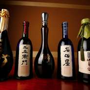 各酒蔵さんとのつながりを大切にして、入手が難しいお酒、限定のお酒を仕入れています。お酒に合う旬の料理とともにどうぞ。
