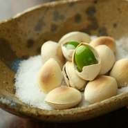 季節の野菜や新鮮な魚介を使ったお料理が豊富です。旬の料理とお酒を楽しみ、お蕎麦で〆る女子会はいかがですか？