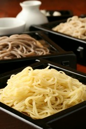 そば粉からこだわり、毎日挽きたて・打ちたて・茹でたてをお届けする『蕎麦』