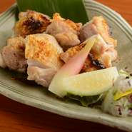 皮目をパリッと香ばしく焼き上げた大山鶏。しっかりした旨みのある鶏肉に甘酢大根おろしを添えて、お酒に合うお料理に。
